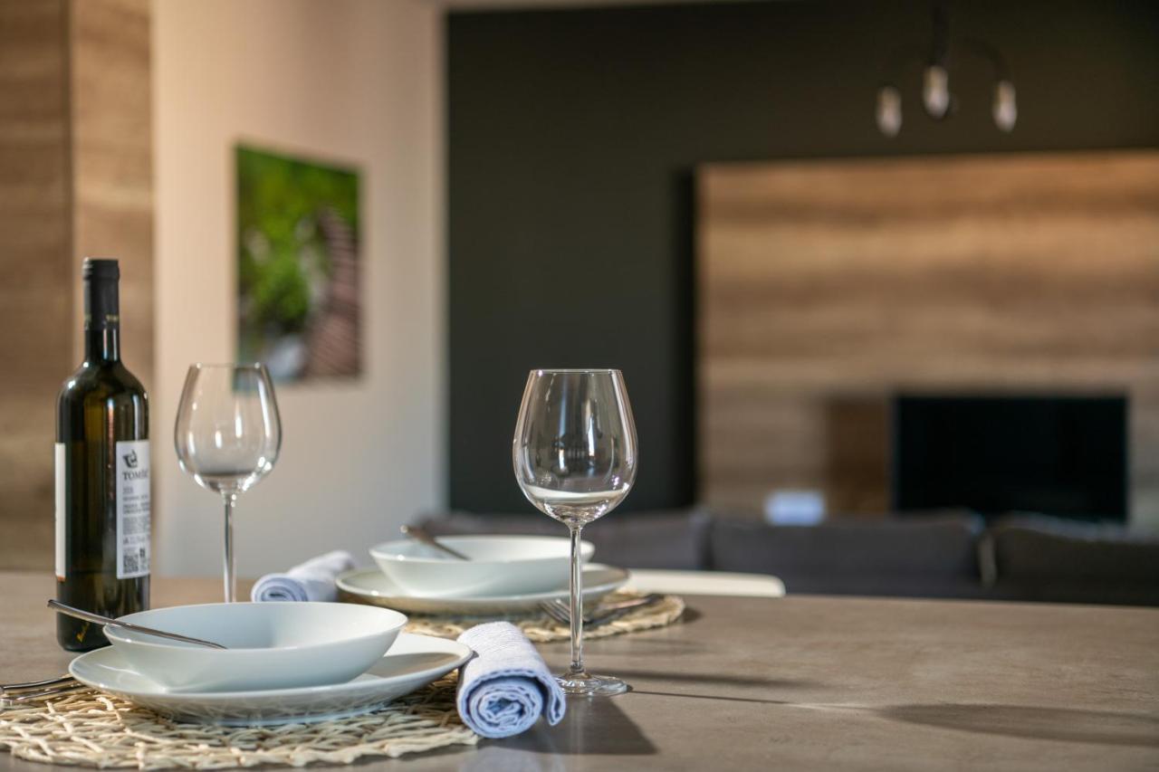 Amala Apartment Pula Bagian luar foto