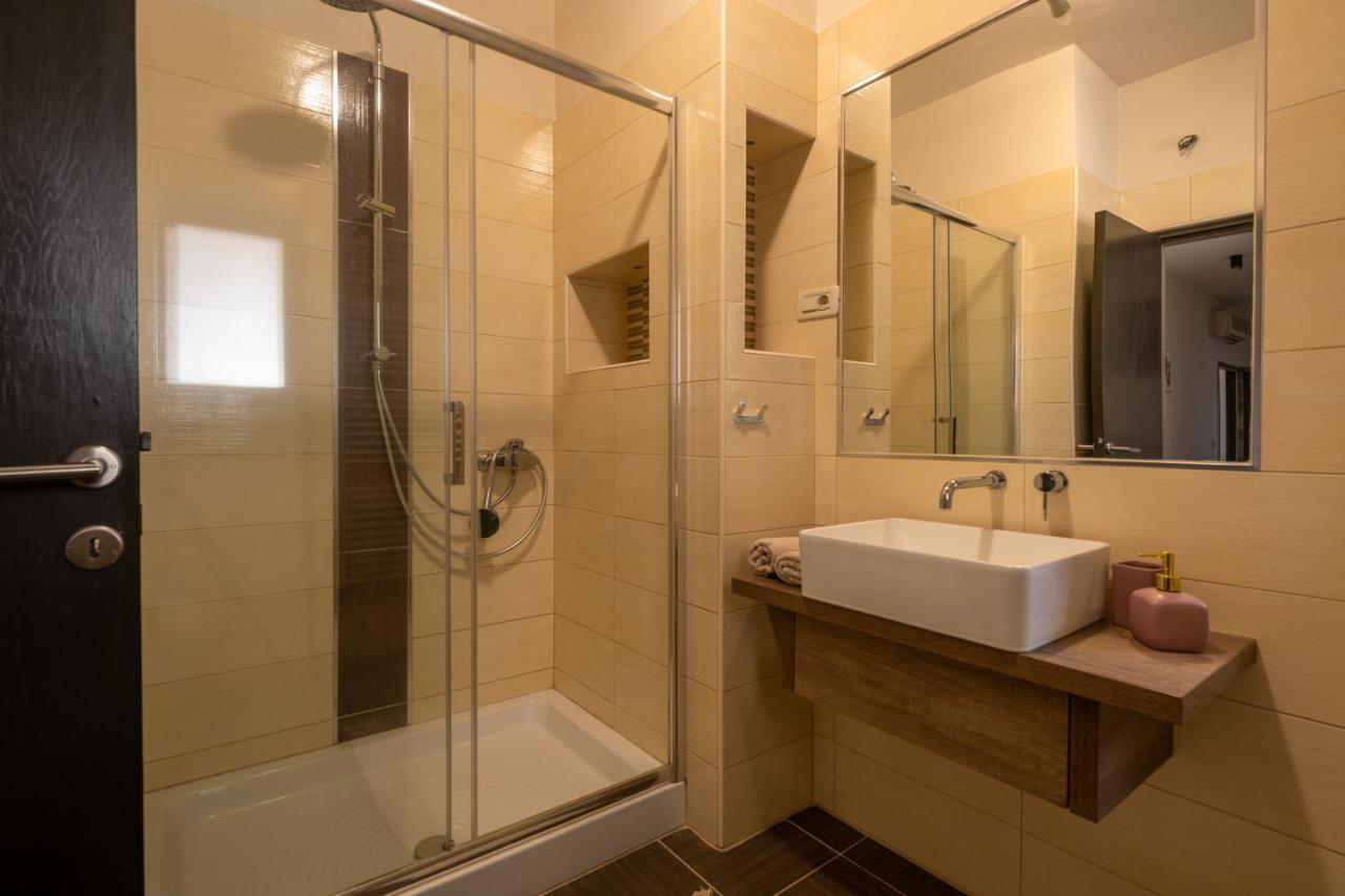 Amala Apartment Pula Bagian luar foto