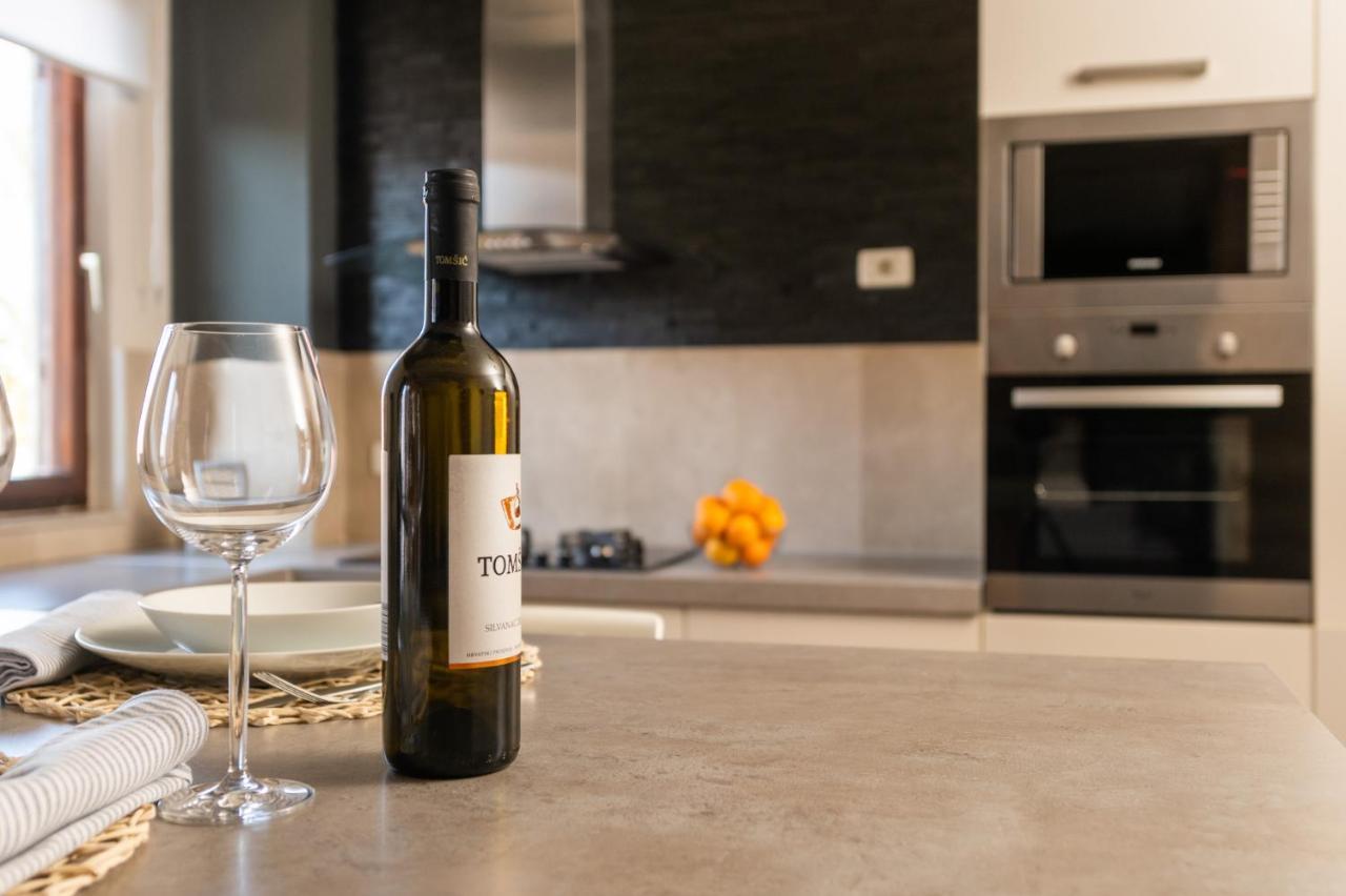 Amala Apartment Pula Bagian luar foto