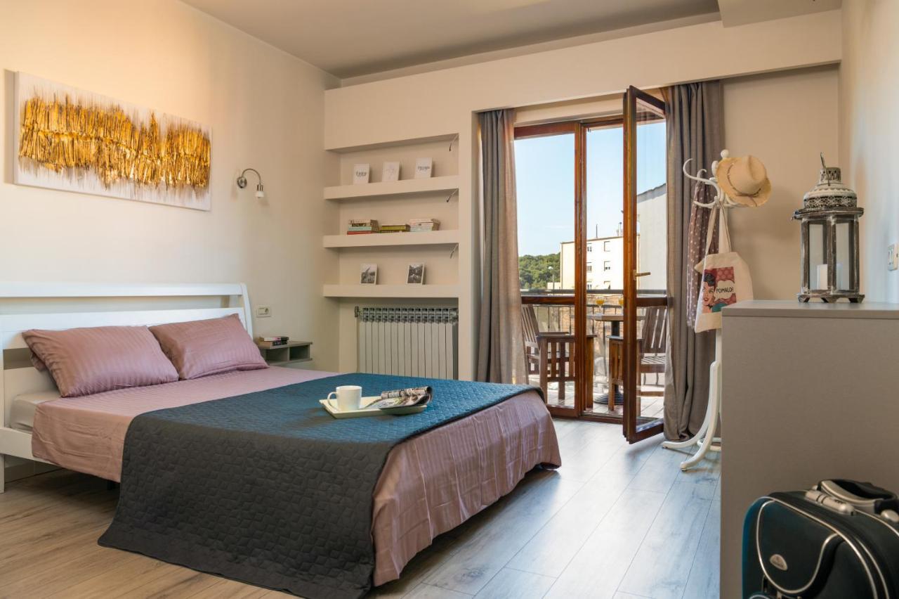 Amala Apartment Pula Bagian luar foto
