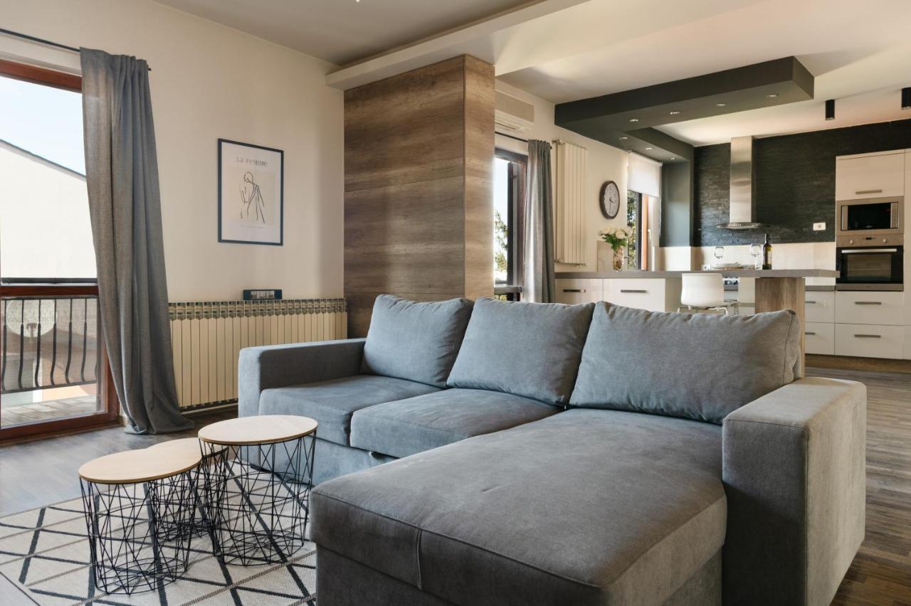 Amala Apartment Pula Bagian luar foto